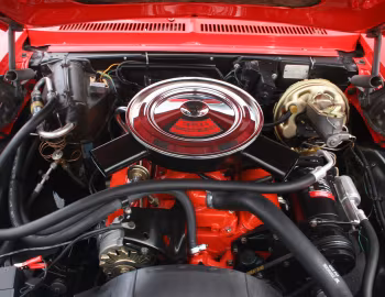 Bajo el capó 1971 Chevrolet Nova Coupe SS 350 Pkg. (11427)