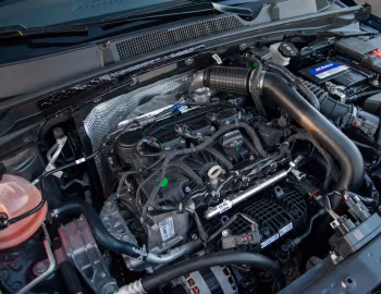 Sob o capô Chevrolet Onix Plus Premier [Latam] '2019–25