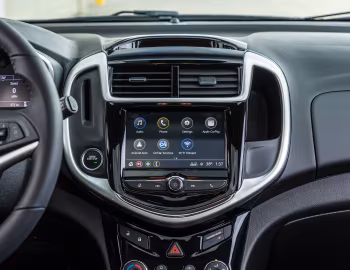 Интерьер 2017–20 Chevrolet Sonic RS Hatchback [North America] '2016–20