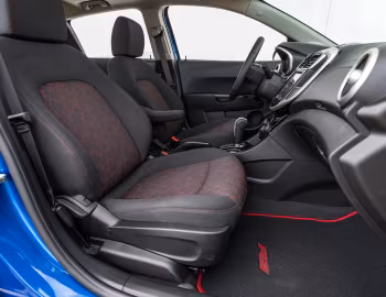 Интерьер 2017–20 Chevrolet Sonic RS Hatchback [North America] '2016–20