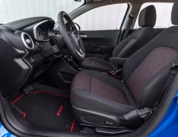 Интерьер 2017–20 Chevrolet Sonic RS Hatchback [North America] '2016–20