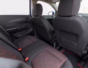 Интерьер 2017–20 Chevrolet Sonic RS Hatchback [North America] '2016–20