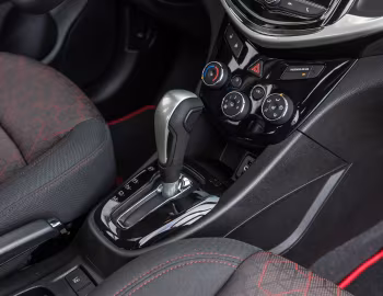 Интерьер 2017–20 Chevrolet Sonic RS Hatchback [North America] '2016–20