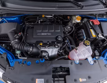 Bajo el capó 2017–20 Chevrolet Sonic RS Hatchback [North America] '2016–20