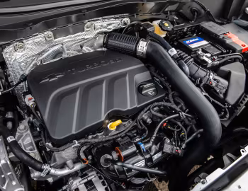 Bajo el capó Chevrolet Tracker Premier [Latam] '2025–pr.