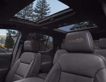 Interior 2022–23 Chevrolet Traverse High Country [North America] '2021–23