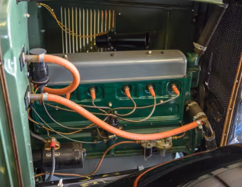 Sob o capô 1930 Chevrolet Universal Coupe (5AD)