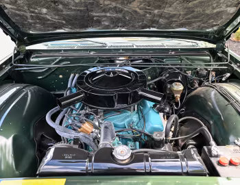 Bajo el capó 1966 Chrysler 300 Convertible (CM27)