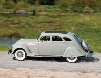 1934 Chrysler Airflow Sedan (CU)