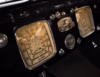 Tableau de bord 1937 Chrysler Airflow Touring Sedan (C-17)
