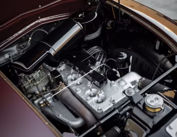 Sous la capuche 1937 Chrysler Airflow Touring Sedan (C-17)