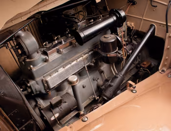 Bajo el capó 1931 Chrysler Imperial Close-Coupled Sedan (CG)
