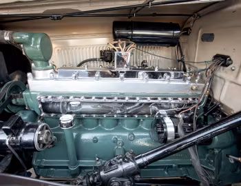 Bajo el capó 1932 Chrysler Imperial Convertible Sedan (CH)