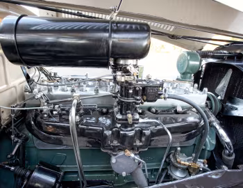 Bajo el capó 1932 Chrysler Imperial Convertible Sedan (CH)