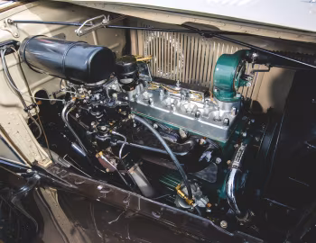 Bajo el capó 1932 Chrysler Imperial Convertible Sedan (CH)