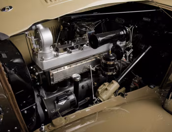 Bajo el capó 1931 Chrysler Imperial Custom Line Coupe by LeBaron (CG)