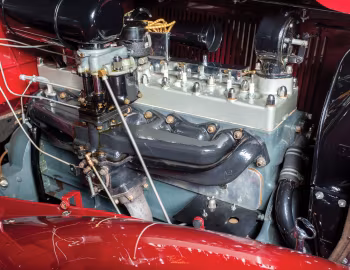 Bajo el capó 1931 Chrysler Imperial Dual Cowl Phaeton by LeBaron (CG)