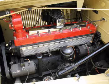 Bajo el capó 1931 Chrysler Imperial Dual Cowl Phaeton by LeBaron (CG)