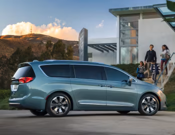 2017–20 Chrysler Pacifica Hybrid Limited (RU) '2016–20
