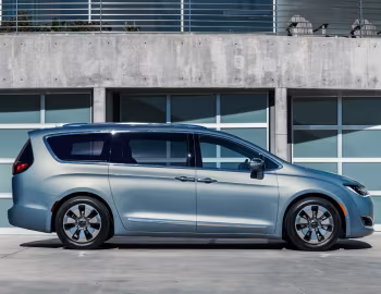 2017–20 Chrysler Pacifica Hybrid Limited (RU) '2016–20