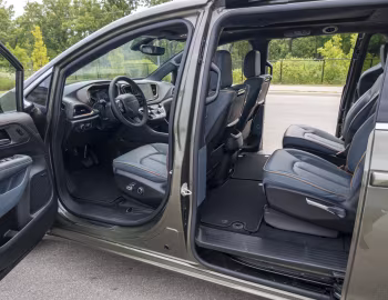 Interior 2027 Chrysler Pacifica Pinnacle AWD (RU) '2026