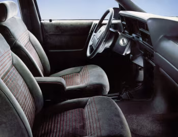 Interior Chrysler Saratoga '1989–95