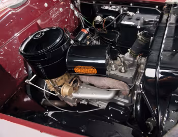 Bajo el capó 1946 Chrysler New Yorker Town & Country Convertible (C-39N)