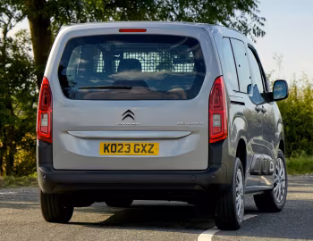 Citroën Berlingo Feel [UK-spec] '2023–24
