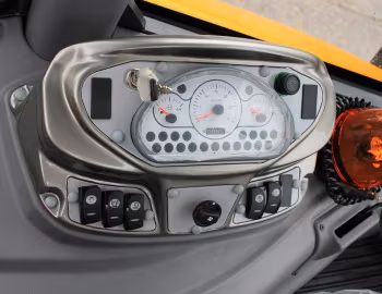 Dashboard Çukurova 880 '2013–pr.