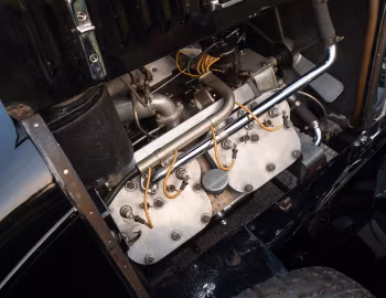 Sous la capuche 1929 Cunningham Model V-8 Cathedral Funeral Car (V5534)