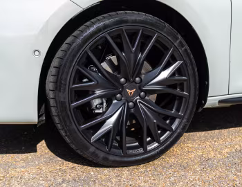 Cupra Leon "Shadow Edition" [UK-spec] '2025–pr.