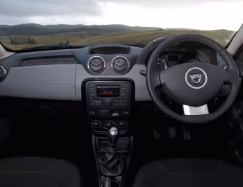 Торпедо Dacia Duster Lauréate [UK-spec] '2013–14