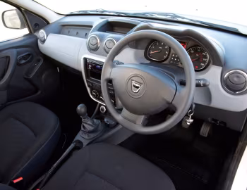 Интерьер Dacia Duster Access [UK-spec] '2013–14