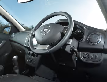 Торпедо Dacia Sandero Lauréate [UK-spec] '2013–16