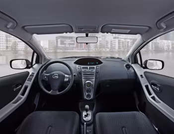 Интерьер Daihatsu Charade [EU-spec] (P90) '2011–13