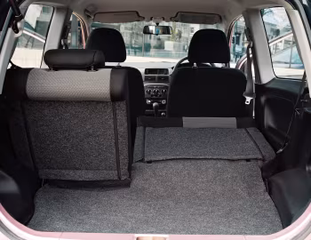 Интерьер Daihatsu Charade 3-door [UK-spec] (L251) '2003–07