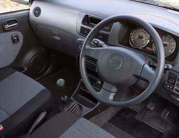 Интерьер Daihatsu Charade 5-door [UK-spec] (L251) '2003–07