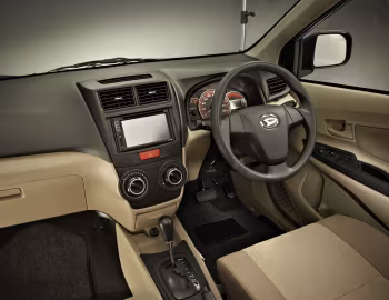 Интерьер Daihatsu Xenia '2011–15