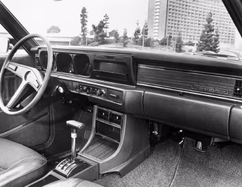 Интерьер 1972–73 Datsun 610 2-door Hardtop '1971–73