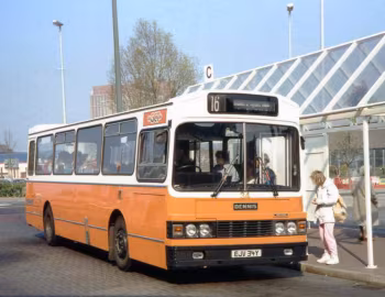 Dennis Falcon H Wadham Stringer Vanguard [UK-spec] (B42F) '1983