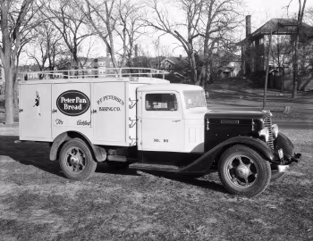 Diamond T Model 211 with box body '1934