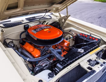 Под капотом 1970 Dodge Challenger R/T SE 440 Six Pack Formal Hardtop (JS-29)