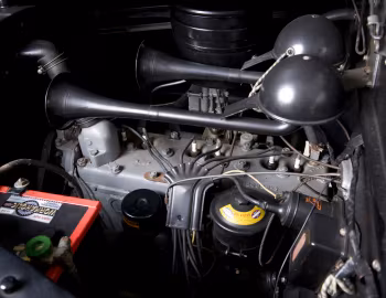 Bajo el capó 1942 Dodge Custom Club Coupe (D22)