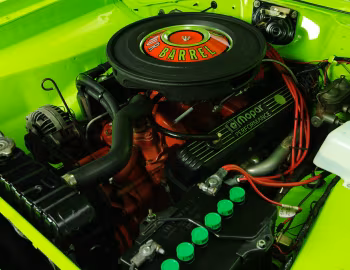 Bajo el capó 1970 Dodge Dart Swinger 340 Pkg. (LL23)