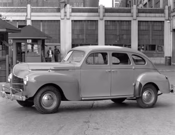 1940 Dodge Deluxe Sedan (D14)