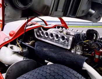 Sous la capuche Ferrari 330 P4 (#0860) '1967