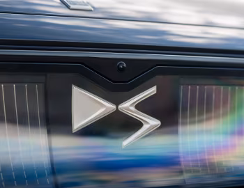 Logo DS N°8 Étoile AWD [UK-spec] '2025–pr.