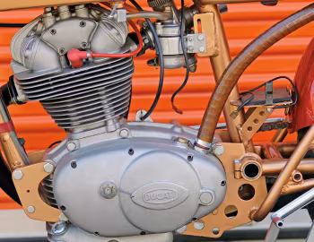 Пад капотам Ducati 250 F3 Corsa '1964