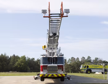E-ONE Cyclone HPS 105 Ladder
