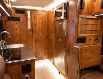 Interior 2018 EarthRoamer XV-LTS (#1FD0W5HT1JEB89588)